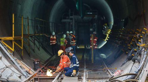 国产地铁机车视频,国产地铁机车风采展示